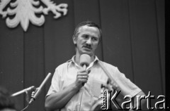 Sierpień 1980, Gdańsk, Polska.
Strajk w Stoczni Gdańskiej im. Lenina. Sala BHP, obrady Międzyzakładowego Komitetu Strajkowego. Przemawia Lech Sobieszek.
Fot. Witold Górka, zbiory Ośrodka KARTA