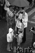 Sierpień 1980, Gdańsk, Polska.
Strajk w Stoczni Gdańskiej im. Lenina. Ksiądz Henryk Jankowski na terenie stoczni, obok niego dzieci.
Fot. Witold Górka, zbiory Ośrodka KARTA