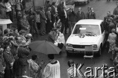 Sierpień 1980, Gdańsk, Polska.
Strajk w Stoczni Gdańskiej im. Lenina. Przy samochodzie ksiądz słucha spowiedzi.
Fot. Witold Górka, zbiory Ośrodka KARTA