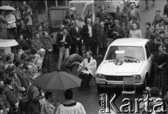 Sierpień 1980, Gdańsk, Polska.
Strajk w Stoczni Gdańskiej im. Lenina. Przy samochodzie ksiądz słucha spowiedzi.
Fot. Witold Górka, zbiory Ośrodka KARTA