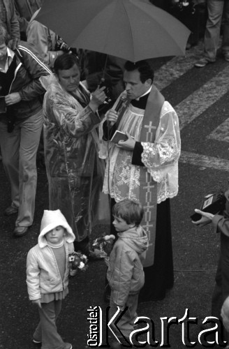 Sierpień 1980, Gdańsk, Polska.
Strajk w Stoczni Gdańskiej im. Lenina. Ksiądz Henryk Jankowski na terenie stoczni, obok niego dzieci.
Fot. Witold Górka, zbiory Ośrodka KARTA