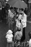 Sierpień 1980, Gdańsk, Polska.
Strajk w Stoczni Gdańskiej im. Lenina. Ksiądz Henryk Jankowski na terenie stoczni, obok niego dzieci.
Fot. Witold Górka, zbiory Ośrodka KARTA