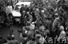 Sierpień 1980, Gdańsk, Polska.
Strajk w Stoczni Gdańskiej im. Lenina. Msza święta na terenie stoczni. Ksiądz udziela komunii świętej, obok niego fotoreporterzy.
Fot. Witold Górka, zbiory Ośrodka KARTA