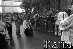 Sierpień 1980, Gdańsk, Polska.
Strajk w Stoczni Gdańskiej im. Lenina. Msza święta na terenie stoczni. Fotoreporterzy robią zdjęcia, przed księdzem trzymającym kielich mszalny z hostią klęczy ksiądz Henryk Jankowski.
Fot. Witold Górka, zbiory Ośrodka KARTA