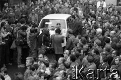 Sierpień 1980, Gdańsk, Polska.
Strajk w Stoczni Gdańskiej im. Lenina. Przy samochodzie stoi ksiądz, wokół niego fotoreporterzy i stoczniowcy.
Fot. Witold Górka, zbiory Ośrodka KARTA