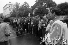Sierpień 1980, Gdańsk, Polska.
Strajk w Stoczni Gdańskiej im. Lenina. Z prawej stoi ksiądz Henryk Jankowski, w pierwszym rzędzie w środku Lech Wałęsa.
Fot. Witold Górka, zbiory Ośrodka KARTA