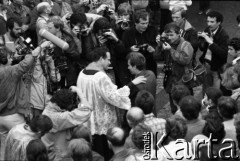 Sierpień 1980, Gdańsk, Polska.
Strajk w Stoczni Gdańskiej im. Lenina. Ksiądz Henryk Jankowski rozmawia z Lechem Wałęsą, wokół nich fotoreporterzy.
Fot. Witold Górka, zbiory Ośrodka KARTA