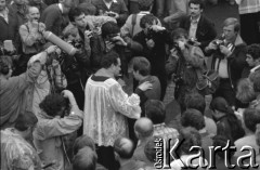 Sierpień 1980, Gdańsk, Polska.
Strajk w Stoczni Gdańskiej im. Lenina. Ksiądz Henryk Jankowski rozmawia z Lechem Wałęsą, wokół nich fotoreporterzy.
Fot. Witold Górka, zbiory Ośrodka KARTA