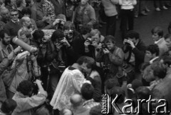 Sierpień 1980, Gdańsk, Polska.
Strajk w Stoczni Gdańskiej im. Lenina. W środku ksiądz Henryk Jankowski i Lech Wałęsa, wokół nich fotoreporterzy.
Fot. Witold Górka, zbiory Ośrodka KARTA
