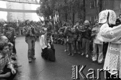 Sierpień 1980, Gdańsk, Polska.
Strajk w Stoczni Gdańskiej im. Lenina. Msza święta na terenie stoczni. Fotoreporterzy robią zdjęcia, przed księdzem trzymającym kielich mszalny z hostią klęczy ksiądz Henryk Jankowski.
Fot. Witold Górka, zbiory Ośrodka KARTA