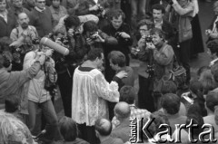 Sierpień 1980, Gdańsk, Polska.
Strajk w Stoczni Gdańskiej im. Lenina. Ksiądz Henryk Jankowski rozmawia z Lechem Wałęsą, wokół fotoreporterzy robiący zdjęcia.
Fot. Witold Górka, zbiory Ośrodka KARTA
