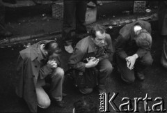 Sierpień 1980, Gdańsk, Polska.
Strajk w Stoczni Gdańskiej im. Lenina. Stoczniowcy klęczący podczas nabożeństwa.
Fot. Witold Górka, zbiory Ośrodka KARTA