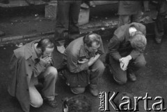 Sierpień 1980, Gdańsk, Polska.
Strajk w Stoczni Gdańskiej im. Lenina. Stoczniowcy klęczący podczas nabożeństwa.
Fot. Witold Górka, zbiory Ośrodka KARTA