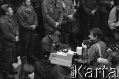 Sierpień 1980, Gdańsk, Polska.
Strajk w Stoczni Gdańskiej im. Lenina. Stoczniowcy i fotoreporterzy podczas nabożeństwa.
Fot. Witold Górka, zbiory Ośrodka KARTA