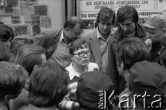 Sierpień 1980, Gdańsk, Polska.
Strajk w Stoczni Gdańskiej im. Lenina. Anna Walentynowicz rozmawia ze strajkującymi.
Fot. Witold Górka, zbiory Ośrodka KARTA