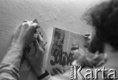 Sierpień 1980, Gdańsk, Polska.
Strajk w Stoczni Gdańskiej im. Lenina. Mężczyzna z kartkami 