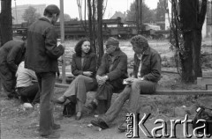 Sierpień 1980, Gdańsk, Polska.
Strajk w Stoczni Gdańskiej im. Lenina. Fotoreporter rozmawia ze strajkującymi.
Fot. Witold Górka, zbiory Ośrodka KARTA