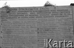 Sierpień 1980, Gdańsk, Polska.
Strajk w Stoczni Gdańskiej im. Lenina. Tablica z postulatami Międzyzakładowego Komitetu Strajkowego zawieszona na budynku stoczni.
Fot. Witold Górka, zbiory Ośrodka KARTA