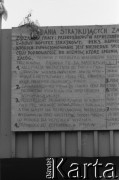 Sierpień 1980, Gdańsk, Polska.
Strajk w Stoczni Gdańskiej im. Lenina. Tablica z postulatami Międzyzakładowego Komitetu Strajkowego zawieszona na budynku stoczni.
Fot. Witold Górka, zbiory Ośrodka KARTA