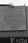 Sierpień 1980, Gdańsk, Polska.
Strajk w Stoczni Gdańskiej im. Lenina. Tablica z postulatami Międzyzakładowego Komitetu Strajkowego zawieszona na budynku stoczni.
Fot. Witold Górka, zbiory Ośrodka KARTA