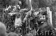 Sierpień 1980, Gdańsk, Polska.
Strajk w Stoczni Gdańskiej im. Lenina. Brama stoczni, którą ozdobiono kwiatami, obrazami z wizerunkiem Matki Boskiej, flagą biało-czerwoną.
Fot. Witold Górka, zbiory Ośrodka KARTA
