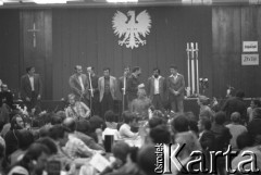 28.08.1980, Gdańsk, Polska.
Strajk w Stoczni Gdańskiej im. Lenina. Występ artystów gdańskich, aktorów Teatru Wybrzeże dla strajkujących w sali BHP.
Fot. Witold Górka, zbiory Ośrodka KARTA