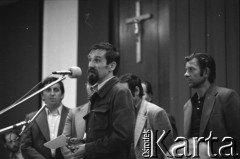 28.08.1980, Gdańsk, Polska.
Strajk w Stoczni Gdańskiej im. Lenina. Występ artystów gdańskich, aktorów Teatru Wybrzeże dla strajkujących w sali BHP.
Fot. Witold Górka, zbiory Ośrodka KARTA