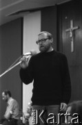 28.08.1980, Gdańsk, Polska.
Strajk w Stoczni Gdańskiej im. Lenina. Strajkujący zgromadzeni w sali BHP, reżyser teatralny Maciej Prus przemawia przed występem aktorów Teatru Wybrzeże.
Fot. Witold Górka, zbiory Ośrodka KARTA