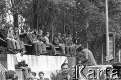Sierpień 1980, Gdańsk, Polska.
Strajk w Stoczni Gdańskiej im. Lenina. Strajkujący siedzą na zadaszeniu.
Fot. Witold Górka, zbiory Ośrodka KARTA