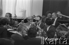 Sierpień 1980, Gdańsk, Polska.
Strajk w Stoczni Gdańskiej im. Lenina. Negocjacje strajkujących z komisją rządową. Od lewej przy stole: wojewoda gdański Jerzy Kołodziejski, przewodniczący Wojewódzkiej Rady Narodowej w Gdańsku Tadeusz Fiszbach, wicepremier Mieczysław Jagielski, NN. Tyłem siedzą (od lewej): Bogdan Lis i Lech Bądkowski. 
Fot. Witold Górka, zbiory Ośrodka KARTA