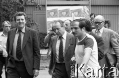 Sierpień 1980, Gdańsk, Polska.
Strajk w Stoczni Gdańskiej im. Lenina. Delegacja rządowa prowadzona przez strajkującego, prawdopodobnie do sali BHP. W środku idzie wicepremier Mieczysław Jagielski, 1. z prawej przewodniczący Wojewódzkiej Rady Narodowej w Gdańsku Tadeusz Fiszbach.
Fot. Witold Górka, zbiory Ośrodka KARTA