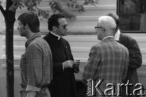 Sierpień 1980, Gdańsk, Polska.
Strajk w Stoczni Gdańskiej im. Lenina. Ksiądz Henryk Jankowski rozmawia ze strajkującymi.
Fot. Witold Górka, zbiory Ośrodka KARTA