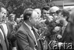 Sierpień 1980, Gdańsk, Polska.
Strajk w Stoczni Gdańskiej im. Lenina. Lech Wałęsa wręcza kwiaty wicepremierowi Mieczysławowi Jagielskiemu. Za L. Wałęsą stoi przewodniczący Wojewódzkiej Rady Narodowej w Gdańsku Tadeusz Fiszbach.
Fot. Witold Górka, zbiory Ośrodka KARTA