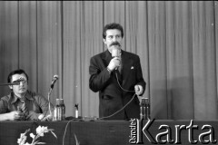 Sierpień 1980, Gdańsk, Polska.
Strajk w Stoczni Gdańskiej im. Lenina. Sala BHP, za stołem prezydialnym Lech Wałęsa, obok siedzi Florian Wiśniewski.
Fot. Witold Górka, zbiory Ośrodka KARTA
