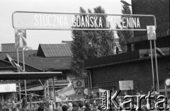 Sierpień 1980, Gdańsk, Polska.
Strajk w Stoczni Gdańskiej im. Lenina. Nad bramą stoczni, na słupkach wiszą obrazy z wizerunkiem Matki Boskiej i Jezusa Chrystusa.
Fot. Witold Górka, zbiory Ośrodka KARTA