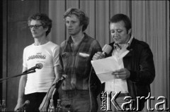 25.08.1980, Gdańsk, Polska.
Strajk w Stoczni Gdańskiej im. Lenina. Za stołem prezydialnym w sali BHP stoją: z lewej Krzysztof Wyszkowski, z prawej Tadeusz Stanny.
Fot. Witold Górka, zbiory Ośrodka KARTA