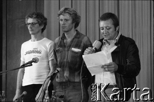 25.08.1980, Gdańsk, Polska.
Strajk w Stoczni Gdańskiej im. Lenina. Za stołem prezydialnym w sali BHP stoją: z lewej Krzysztof Wyszkowski, z prawej Tadeusz Stanny.
Fot. Witold Górka, zbiory Ośrodka KARTA