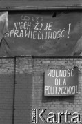 Sierpień 1980, Gdańsk, Polska.
Strajk w Stoczni Gdańskiej im. Lenina. Na murze otaczającym stocznię hasła: 