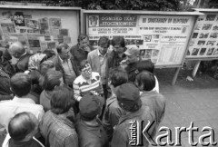 Sierpień 1980, Gdańsk, Polska.
Strajk w Stoczni Gdańskiej im. Lenina. Anna Walentynowicz rozmawia ze strajkującymi, za nimi gabloty zakładowe.
Fot. Witold Górka, zbiory Ośrodka KARTA