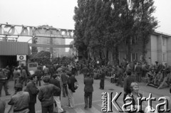 Sierpień 1980, Gdańsk, Polska.
Strajk w Stoczni Gdańskiej im. Lenina. Strajkujący na terenie stoczni.
Fot. Witold Górka, zbiory Ośrodka KARTA