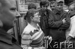 Sierpień 1980, Gdańsk, Polska.
Strajk w Stoczni Gdańskiej im. Lenina. Anna Walentynowicz rozmawia ze strajkującymi stoczniowcami.
Fot. Witold Górka, zbiory Ośrodka KARTA