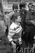 Sierpień 1980, Gdańsk, Polska.
Strajk w Stoczni Gdańskiej im. Lenina. Anna Walentynowicz rozmawia ze strajkującymi stoczniowcami.
Fot. Witold Górka, zbiory Ośrodka KARTA