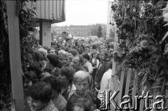 Sierpień 1980, Gdańsk, Polska.
Strajk w Stoczni Gdańskiej im. Lenina. Rodziny strajkujących zgromadzone przed bramą stoczni.
Fot. Witold Górka, zbiory Ośrodka KARTA