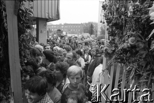 Sierpień 1980, Gdańsk, Polska.
Strajk w Stoczni Gdańskiej im. Lenina. Rodziny strajkujących zgromadzone przed bramą stoczni.
Fot. Witold Górka, zbiory Ośrodka KARTA