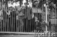 Sierpień 1980, Gdańsk, Polska.
Strajk w Stoczni Gdańskiej im. Lenina, za bramą stoczni członkowie rodzin strajkujących oraz ludzie popierający strajk.
Fot. Witold Górka, zbiory Ośrodka KARTA