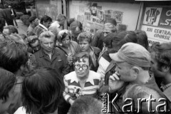 Sierpień 1980, Gdańsk, Polska.
Strajk w Stoczni Gdańskiej im. Lenina. Anna Walentynowicz rozmawia ze strajkującymi stoczniowcami.
Fot. Witold Górka, zbiory Ośrodka KARTA