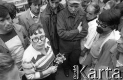 Sierpień 1980, Gdańsk, Polska.
Strajk w Stoczni Gdańskiej im. Lenina. Anna Walentynowicz rozmawia ze strajkującymi stoczniowcami.
Fot. Witold Górka, zbiory Ośrodka KARTA
