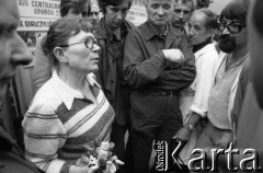 Sierpień 1980, Gdańsk, Polska.
Strajk w Stoczni Gdańskiej im. Lenina. Anna Walentynowicz rozmawia ze strajkującymi.
Fot. Witold Górka, zbiory Ośrodka KARTA