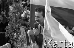 31.08.1980, Gdańsk, Polska.
Strajk w Stoczni Gdańskiej im. Lenina. Lech Wałęsa na bramie nr 2 ogłasza podpisanie porozumienia pomiędzy Międzyzakładowym Komitetem Strajkowym a komisją rządową.
Fot. Witold Górka, zbiory Ośrodka KARTA
