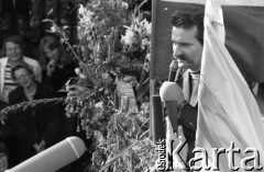31.08.1980, Gdańsk, Polska.
Strajk w Stoczni Gdańskiej im. Lenina. Lech Wałęsa na bramie nr 2 ogłasza podpisanie porozumienia pomiędzy Międzyzakładowym Komitetem Strajkowym a komisją rządową.
Fot. Witold Górka, zbiory Ośrodka KARTA
